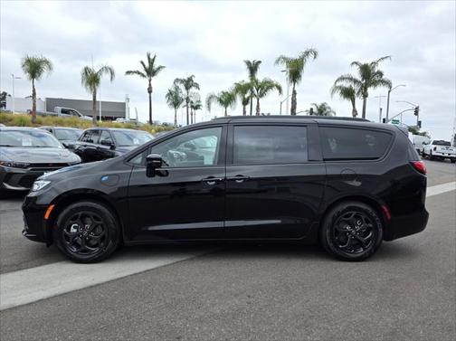 2025 Chrysler Pacifica Hybrid Premium S Appearance Pkg
