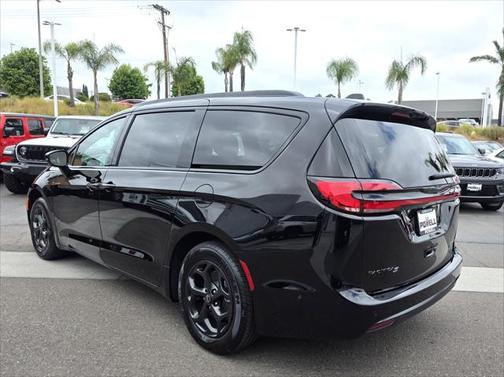 2025 Chrysler Pacifica Hybrid Premium S Appearance Pkg