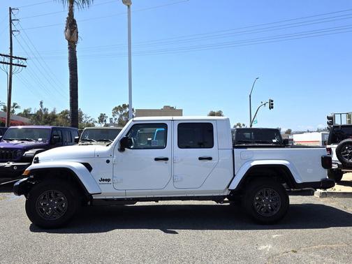 Bright White Clearcoat 2026 Jeep Gladiator Sport S