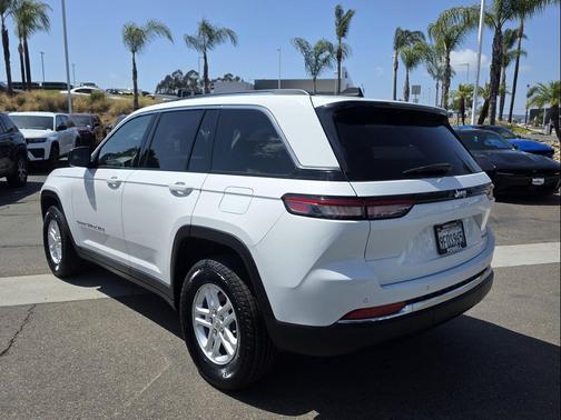 Bright White Clearcoat 2023 Jeep Grand Cherokee Laredo