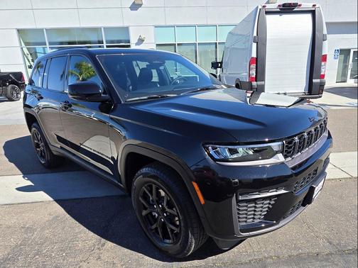 Diamond Black Crystal Pearlcoat 2026 Jeep Grand Cherokee Altitude