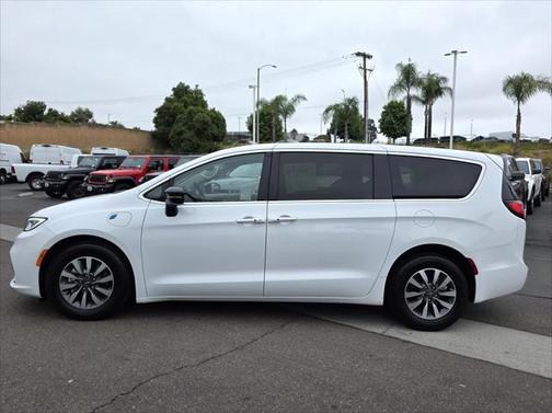 2024 Chrysler Pacifica Hybrid Select