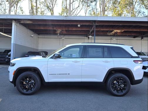 Bright White Clearcoat 2026 Jeep Grand Cherokee Altitude