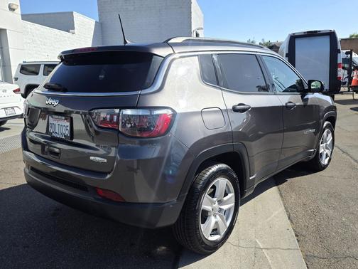 Granite Crystal Metallic Clearcoat 2022 Jeep Compass Latitude