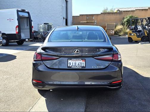 2024 Lexus ES 300h F SPORT Handling