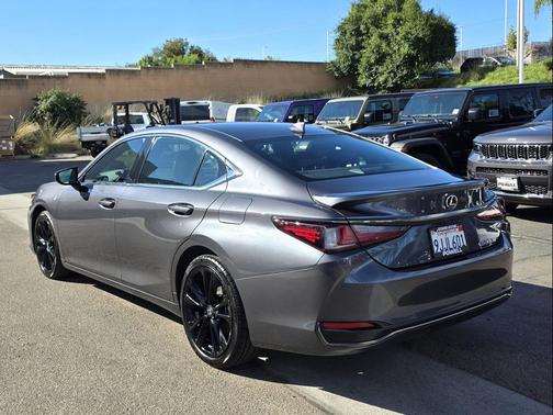 2024 Lexus ES 300h F SPORT Handling