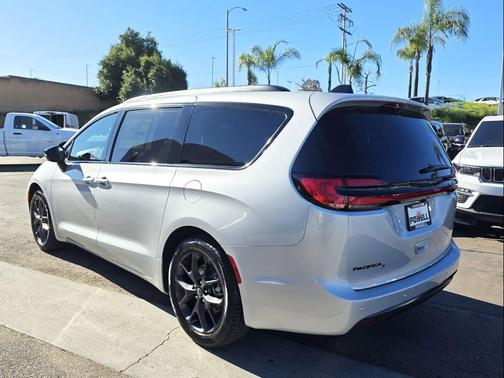 2026 Chrysler Pacifica L