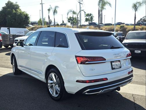 Glacier White Metallic 2023 Audi Q7 55 Premium Plus