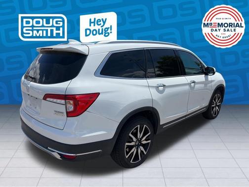 White 2022 Honda Pilot Touring 7-Passenger