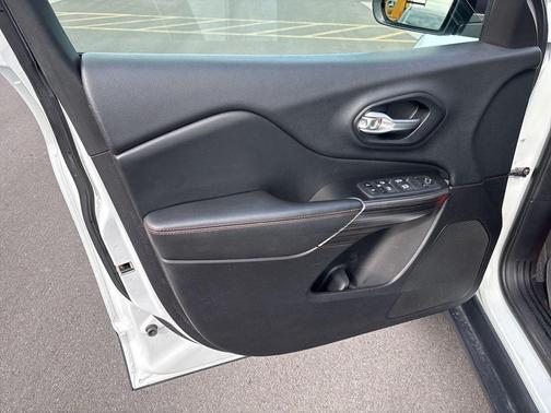 Bright White Clearcoat 2014 Jeep Cherokee Trailhawk
