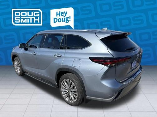 Moon Dust 2024 Toyota Highlander Hybrid Platinum