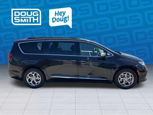 Brilliant Black Crystal Pearlcoat 2023 Chrysler Pacifica Limited