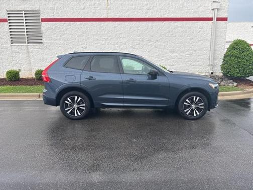 2024 Volvo XC60 B5 Core Dark Theme