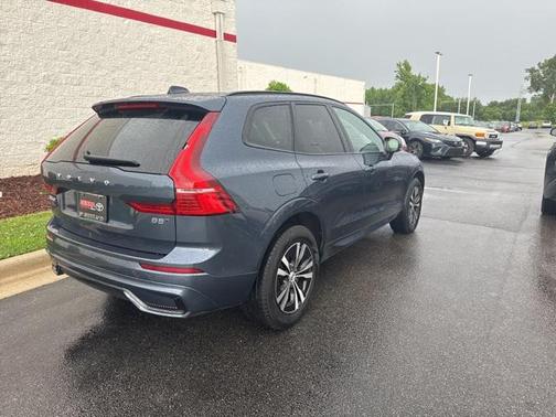 2024 Volvo XC60 B5 Core Dark Theme
