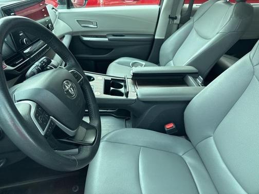 2023 Toyota Sienna XLE 8 Passenger