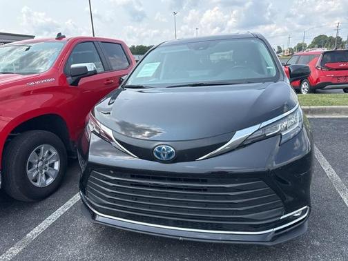 2023 Toyota Sienna XLE 8 Passenger