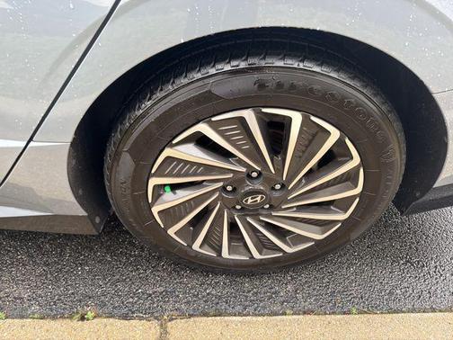 2025 Hyundai SONATA Hybrid SE