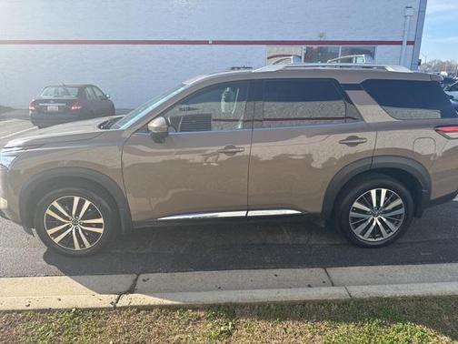 2023 Nissan Pathfinder Platinum FWD
