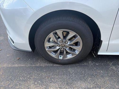 Wind Chill Pearl 2026 Toyota Sienna XLE