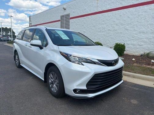 Wind Chill Pearl 2026 Toyota Sienna XLE