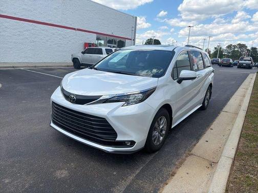 Wind Chill Pearl 2026 Toyota Sienna XLE