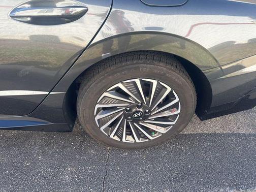 2025 Hyundai SONATA Hybrid SE