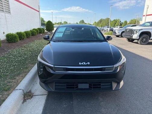 Aurora Black Pearl 2025 Kia K4 LXS