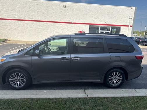 2020 Toyota Sienna XLE