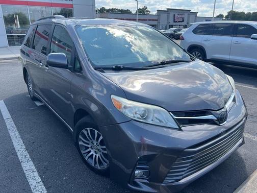 2020 Toyota Sienna XLE