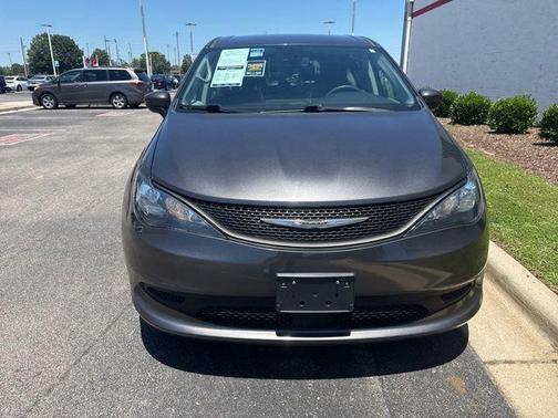 Granite Crystal Metallic Clearcoat 2023 Chrysler Voyager LX