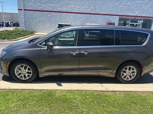 Granite Crystal Metallic Clearcoat 2023 Chrysler Voyager LX