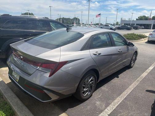 Fluid Metal 2024 Hyundai ELANTRA SEL