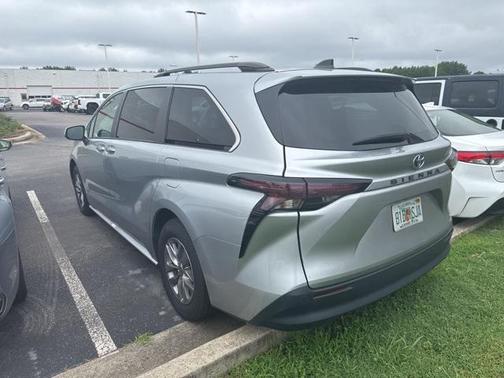2023 Toyota Sienna XLE 8 Passenger