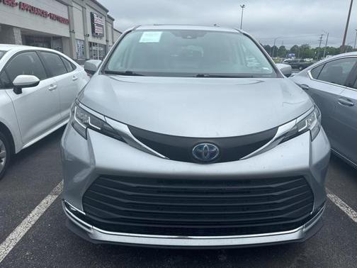 2023 Toyota Sienna XLE 8 Passenger