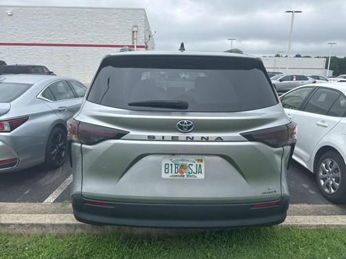 2023 Toyota Sienna XLE 8 Passenger