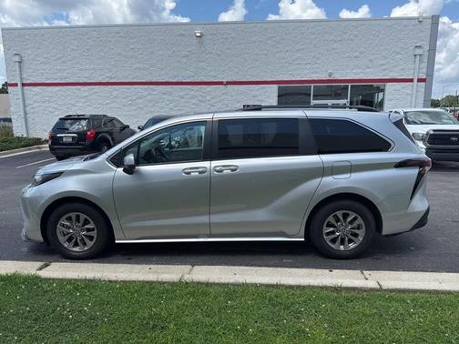 2023 Toyota Sienna XLE 8 Passenger