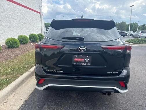 Midnight Black Metallic 2025 Toyota Highlander XSE