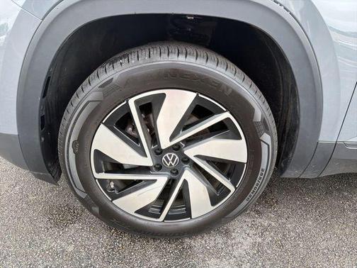 pure gray 2026 Volkswagen Atlas 2.0T SE w/Technology