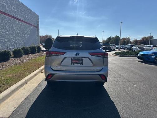 2022 Toyota Highlander Hybrid Platinum