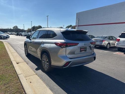 2022 Toyota Highlander Hybrid Platinum