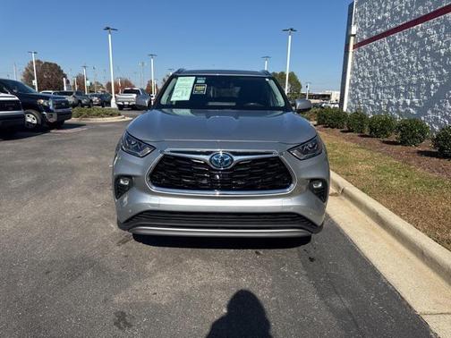 2022 Toyota Highlander Hybrid Platinum