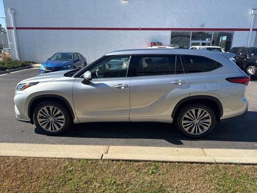 2022 Toyota Highlander Hybrid Platinum