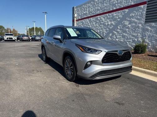 2022 Toyota Highlander Hybrid Platinum
