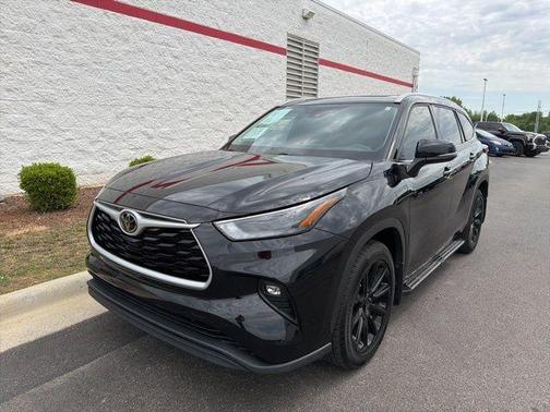 Midnight Black Metallic 2022 Toyota Highlander XLE