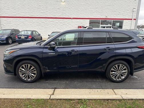 2021 Toyota Highlander Hybrid Platinum