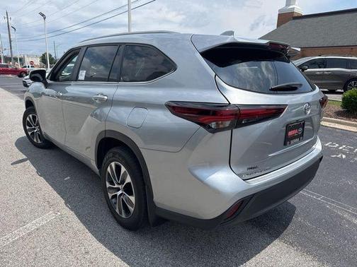 Celestial Silver Metallic 2025 Toyota Highlander Hybrid XLE