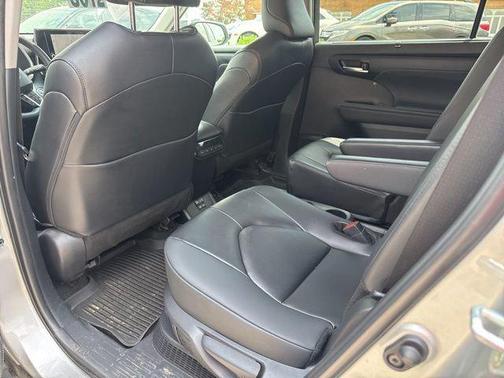 Celestial Silver Metallic 2025 Toyota Highlander Hybrid XLE