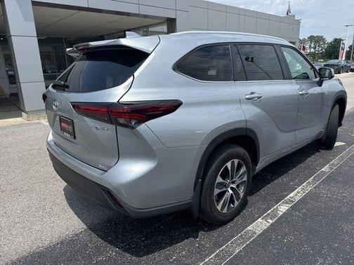 Celestial Silver Metallic 2025 Toyota Highlander Hybrid XLE