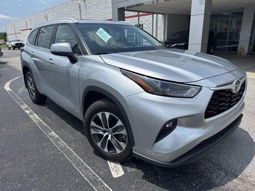 Celestial Silver Metallic 2025 Toyota Highlander Hybrid XLE