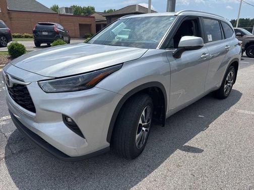 Celestial Silver Metallic 2025 Toyota Highlander Hybrid XLE